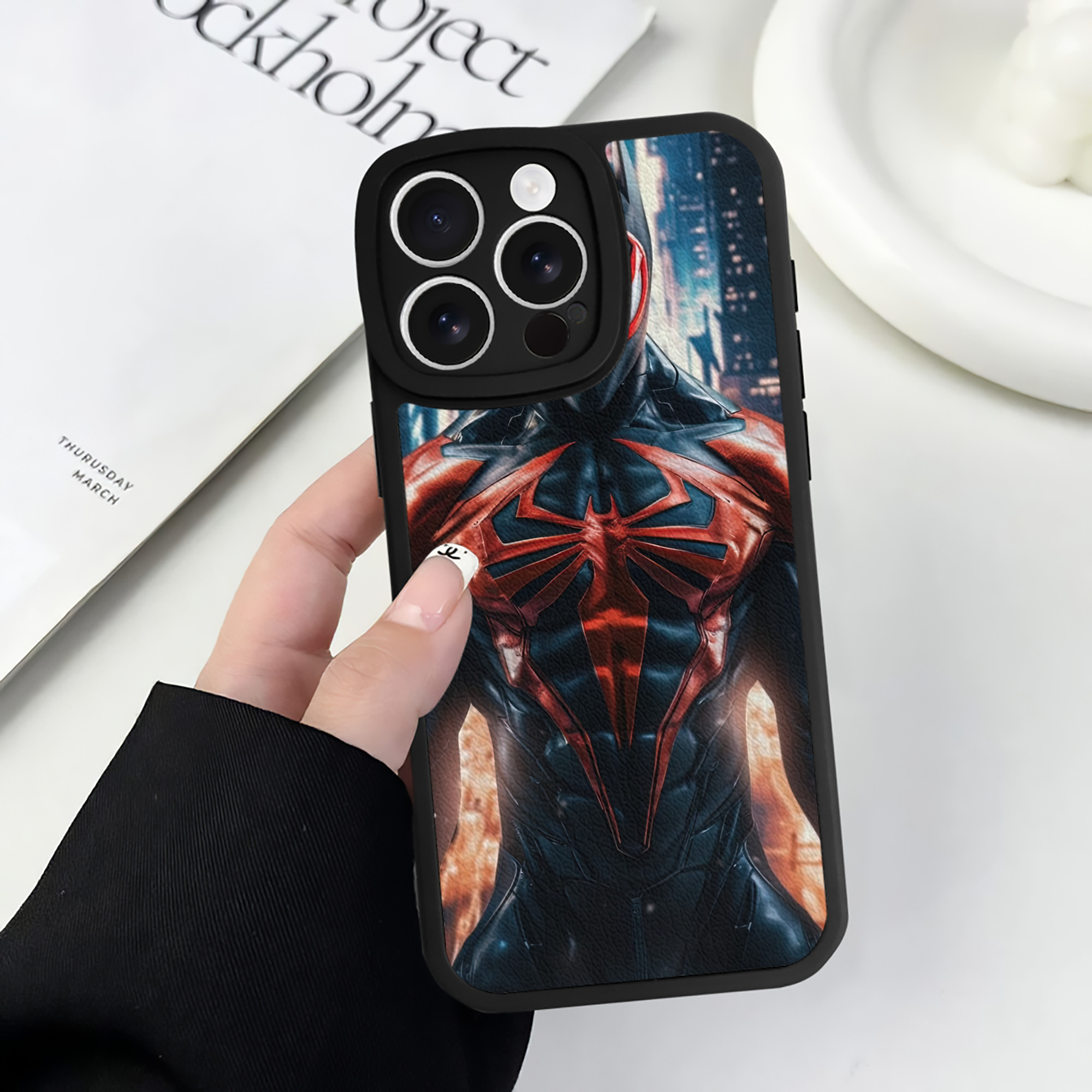 （画像用） Spider Man スパイダーマン 【iPhone 16シリーズ対応】シリコンスマホケース（レザー調） 材質：シリコン